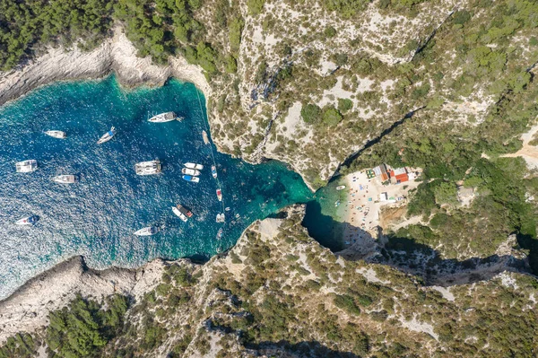Hırvatistan 'ın Vis Adası' ndaki Stiniva plajında Adriyatik deniz turistlerine ait yatların insansız hava aracı görüntüleri.