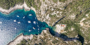 Hırvatistan 'ın Vis Adası' ndaki Stiniva plajındaki Adriyatik deniz turistlerine ait yatların havadan panoramik görüntüleri.