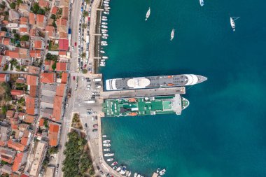 Hırvatistan 'ın Adriyatik Denizi' ndeki Vis Adası limanında yapılan feribot seyahatinin insansız hava aracı görüntüsü