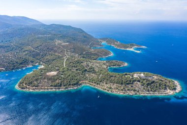 Hırvatistan 'ın Adriyatik Denizi kıyısındaki Vis Adası yarımadasının yüksek açılı hava aracı görüntüsü