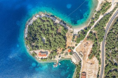 Hırvatistan 'ın Adriyatik Denizi' ndeki Vis Adası 'nda yaz mevsiminde havadan insansız hava aracı görüntüsü