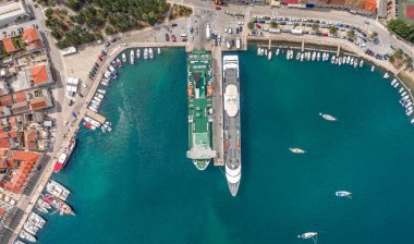 Hırvatistan 'ın Adriyatik Denizi' ndeki Vis Adası limanında yapılan feribot seyahatinin insansız hava aracı görüntüsü