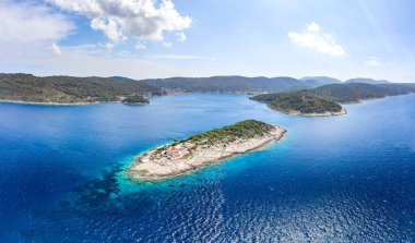 Hırvatistan 'ın Vis Adası limanı yakınlarındaki Adriyatik Denizi' ndeki Host Adası 'nın insansız hava aracı görüntüsü