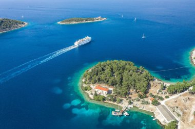 Adriyatik Denizi 'nin Vis Adası' ndaki yarımadanın hava aracı görüntüsü, Hırvatistan 'da yaz mevsiminde feribot geçiyor