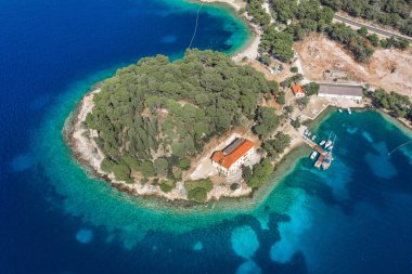 Hırvatistan 'ın Adriyatik Denizi' ndeki Vis Adası 'nda yaz mevsiminde küçük yarımadanın insansız hava aracı görüntüleri