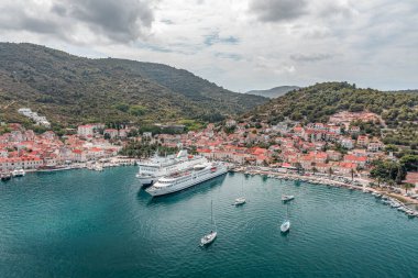 Hırvatistan 'ın Vis Adası' ndaki Adriyatik limanında yaz mevsiminde feribotun insansız hava aracı görüntüsü