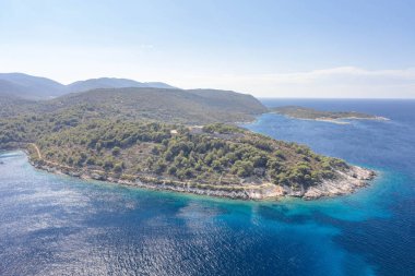 Hırvatistan 'ın Adriyatik Denizi kıyısındaki Vis Adası yarımadasının yüksek açılı hava aracı görüntüsü