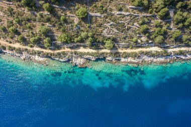 Hırvatistan 'ın Vis Adası' ndaki Adriyatik kıyı şeridinde yaz mevsiminde hava aracı görüntüsü