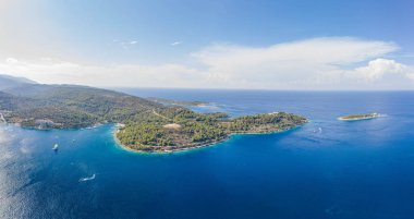 Hırvatistan 'ın Adriyatik Denizi kıyısındaki Vis Adası yarımadasının yüksek açılı hava aracı görüntüsü
