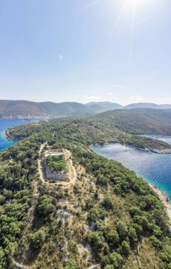 Yazın Vis Adası 'ndaki Adriyatik Denizi' ndeki tepenin üstünde taş Fort George Hırvatistan 'ın insansız hava aracı atışı