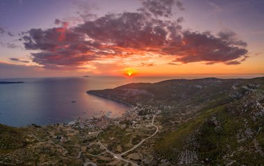 Hırvatistan 'ın Vis Adası' ndaki Komiza limanında yaz mevsiminde Adriyatik ufkunun üzerinde hava aracı gün batımını vurdu
