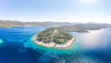 Yazın Vis Adası 'ndaki Adriyatik Denizi' ndeki tepenin üstünde taş Fort George Hırvatistan 'ın insansız hava aracı atışı