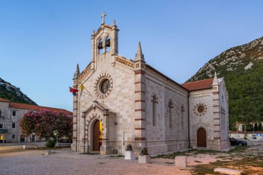 Ston, Hırvatistan - 19 Ağustos 2020: Eski kasabada günbatımından sonra St. Blaise Kilisesi 'nin ön cephesi