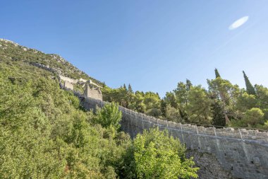 Hırvatistan 'ın Ston aong tepelerindeki dar taş merdivenler yaz güneşli sabahları