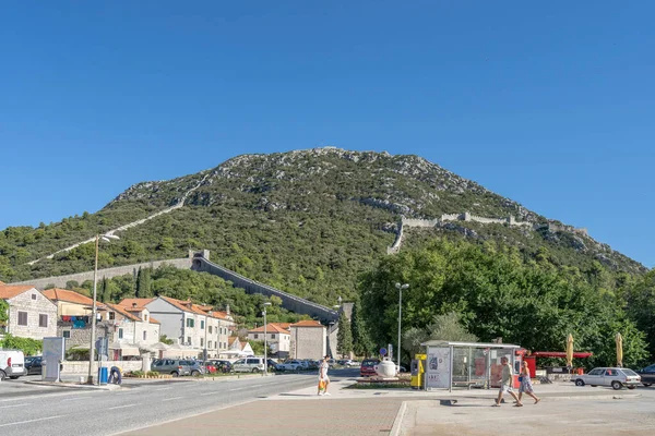 Ston, Chorwacja - 20 sierpnia 2020: Widok na Stare Miasto muru ston na wzgórzu w letni poranek — Zdjęcie stockowe