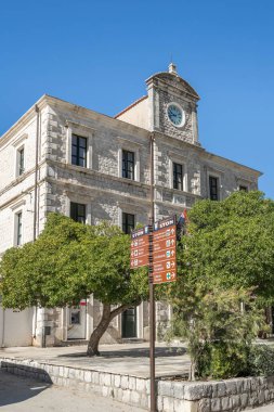 Ston, Hırvatistan - 20 Ağustos 2020: Yazın eski kentteki eski belediye binası