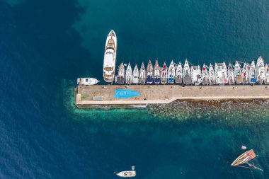 Komiza, Hırvatistan - 19 Ağustos 2020: Hırvatistan 'da güneş doğmadan önce Komiza' nın Vis Adası limanının havadan çekimleri