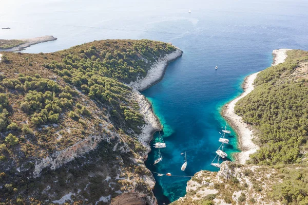 Flygdrönare skott av båtar i Adriatiska havet vik Stiniva på Vis Island i Kroatien sommaren morgon — Stockfoto