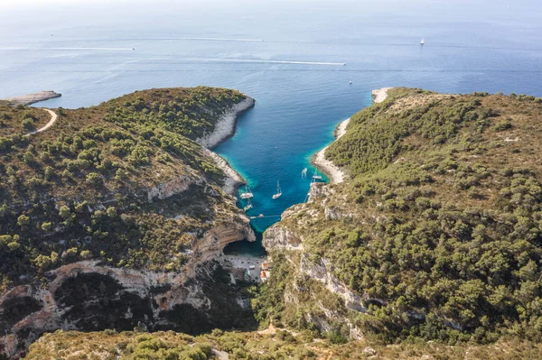 Flygdrönare skott av Stiniva vik stranden vid Adriatiska havet på Vis Island i Kroatien sommaren — Stockfoto