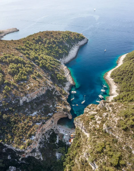 Flygdrönare skott av Stiniva vik stranden vid Adriatiska havet på Vis Island i Kroatien sommaren — Stockfoto