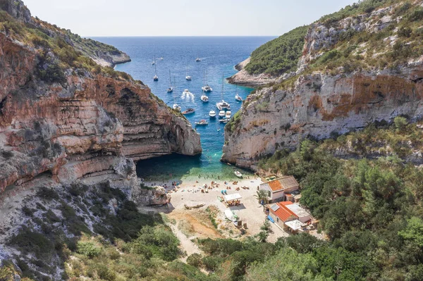 Flygfoto över turister sola simma vid Stiniva vik stranden vid Adriatiska havet på Vis Island i Kroatien sommar — Stockfoto