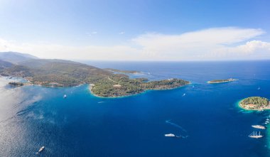 Hırvatistan 'ın Adriyatik Denizi kıyısındaki Vis Adası yarımadasının yüksek açılı hava aracı görüntüsü