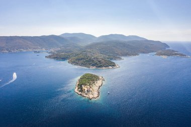 Hırvatistan 'ın Vis Adası limanı yakınlarındaki Adriyatik Denizi' ndeki Host Adası 'nın insansız hava aracı görüntüsü