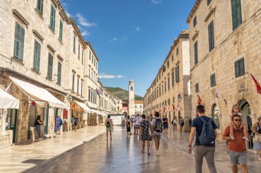 Dubrovnik, Hırvatistan - 20 Ağustos 2020: Turistler yazları Stradun ana caddesinde yürüyor