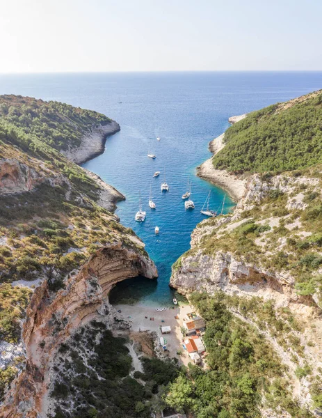 Hırvatistan 'ın Vis Adası' ndaki Adriyatik Denizi 'nin ikonik Stiniva Koyu sahilinin hava insansız hava aracı görüntüleri