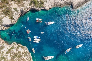 Hırvatistan 'ın Vis Adası' ndaki Stiniva Koyu ve Adriyatik Denizi 'nde yaz mevsiminde havadan insansız hava aracı görüntüleri