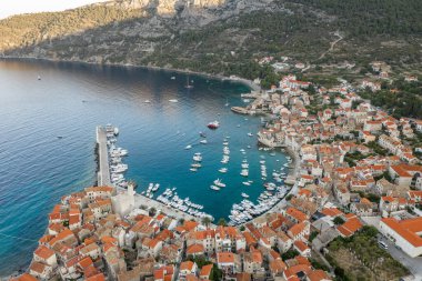 Hırvatistan 'ın Vis Adası' ndaki Komiza kasabasının güneş doğuş saatinde hava insansız hava aracı görüntüleri