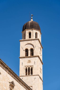 Dubrovnik, Hırvatistan - 20 Ağustos 2020: Yazın Fransisken Kilisesi ve Manastırı 'nın çan kulesi