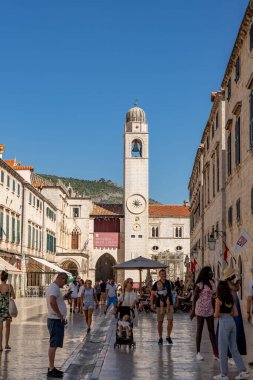 Dubrovnik, Hırvatistan - 20 Ağustos 2020: Turistler yazları Stradun ana caddesinde yürüyor