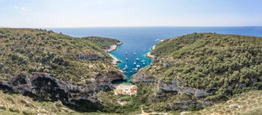 Hırvatistan 'ın Vis Adası' ndaki Adriyatik Denizi 'nin korunaklı Stiniva Koyu plajının hava panoramik manzarası