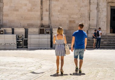 Dubrovnik, Hırvatistan - 20 Ağustos 2020: Hırvatistan 'ın orta Dubrovnik kentindeki taş sokakta yürüyen genç turistler