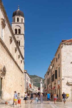 Dubrovnik, Hırvatistan - 20 Ağustos 2020: Turistler yazları Stradun ana caddesinde yürüyor