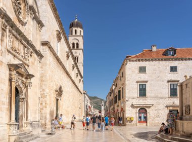 Dubrovnik, Hırvatistan - 20 Ağustos 2020: Turistler yazları Stradun ana caddesinde yürüyor