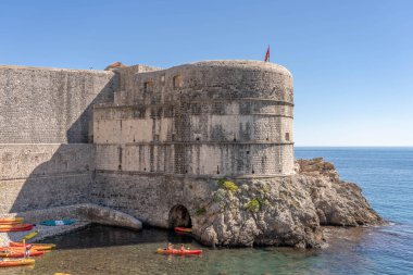 Dubrovnik, Hırvatistan - 20 Ağustos 2020: Bokar Kalesi 'nin altındaki Adriyatik Denizi' nde turistler kayak yapıyor