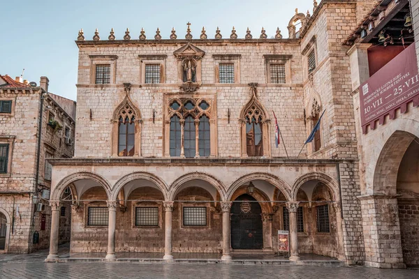 Dubrovnik, Hırvatistan - 22 Ağustos 2020: Yaz sabahı eski kentteki Divona Sponza Sarayı cephesi