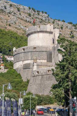 Dubrovnik, Hırvatistan - 20 Ağustos 2020: Minceta kulesi manzaralı eski kent duvarının dışındaki sokak manzarası
