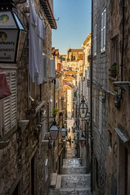 Dubrovnik, Hırvatistan - 22 Ağustos 2020: St. Blaise Kilisesi manzaralı dar taş merdiven