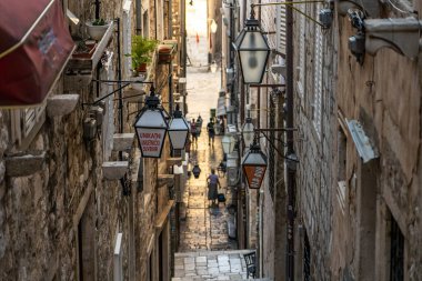 Dubrovnik, Hırvatistan - 22 Ağustos 2020: Yaz sabahı eski kente dar taş merdiven