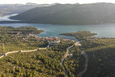 Ston Duvarı 'nın üzerinden Hırvatistan' ın Mali Ston kentine havadan insansız hava aracı görüntüsü