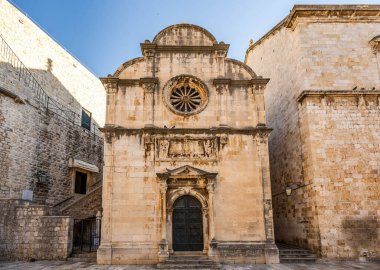 Hırvatistan 'ın Dubrovnik kentindeki Pile Gate yakınlarındaki Stradun Caddesi' ndeki St. Saviour Kilisesi 'nin ön cephesi