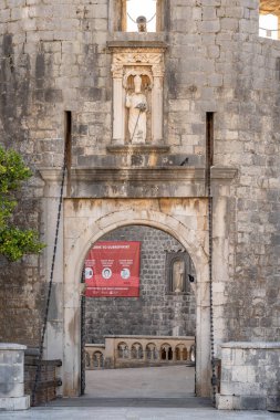 Dubrovnik, Hırvatistan - 22 Ağustos 2020: Yaz sabahı Dubrovnik 'e Yığın Kapısı