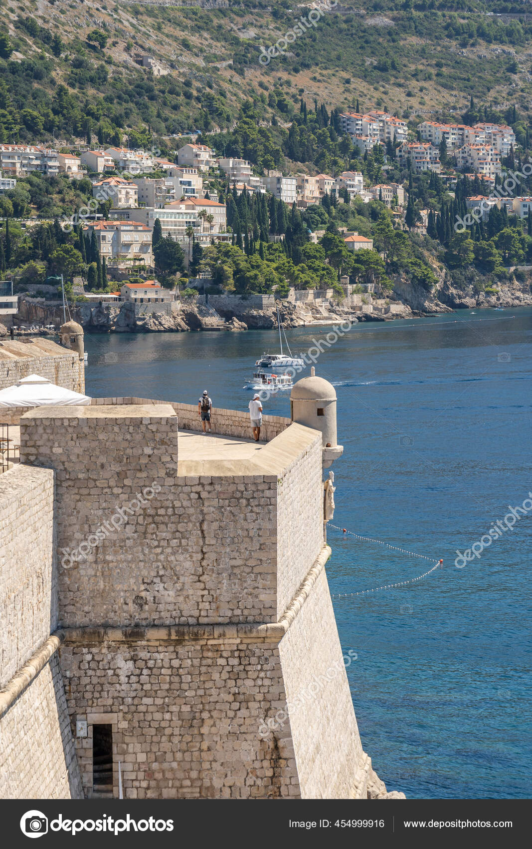 Dubrovnik Kroasia 22 Agustus 2020 Wisatawan Di Puncak Tembok Kota Fort St Margaret Di Kota Tua Pada Musim Panas Stok Foto Editorial C Davidzfr 454999916