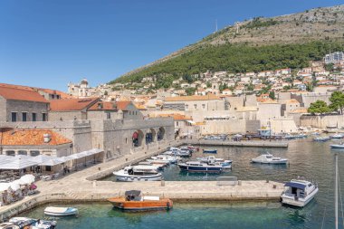 Dubrovnik, Hırvatistan - 22 Ağustos 2020: Yaz aylarında St. Margaret Fort 'tan eski liman manzarası