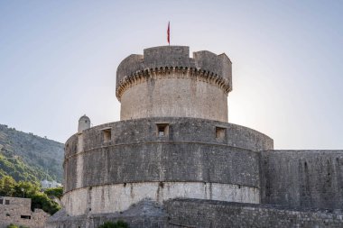 Hırvatistan 'da yaz başında Dubrovnik şehir duvarındaki Minceta Kalesi