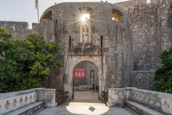 Dubrovnik, Hırvatistan - 23 Ağustos 2020: Yaz sabahı boş kazık kapısından Eski Şehir 'e yıldız patlaması