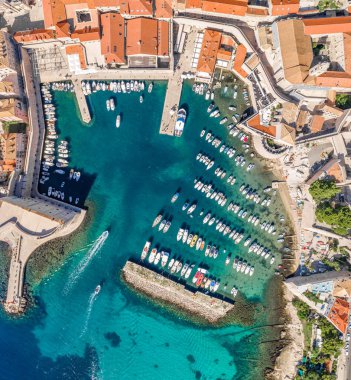 Hırvatistan 'ın Dubrovnik kentindeki eski limanın havadan insansız hava aracı görüntüsü